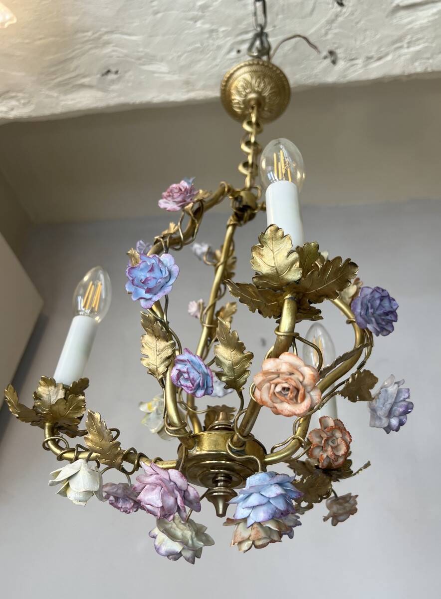 Flowered porcelain lamp