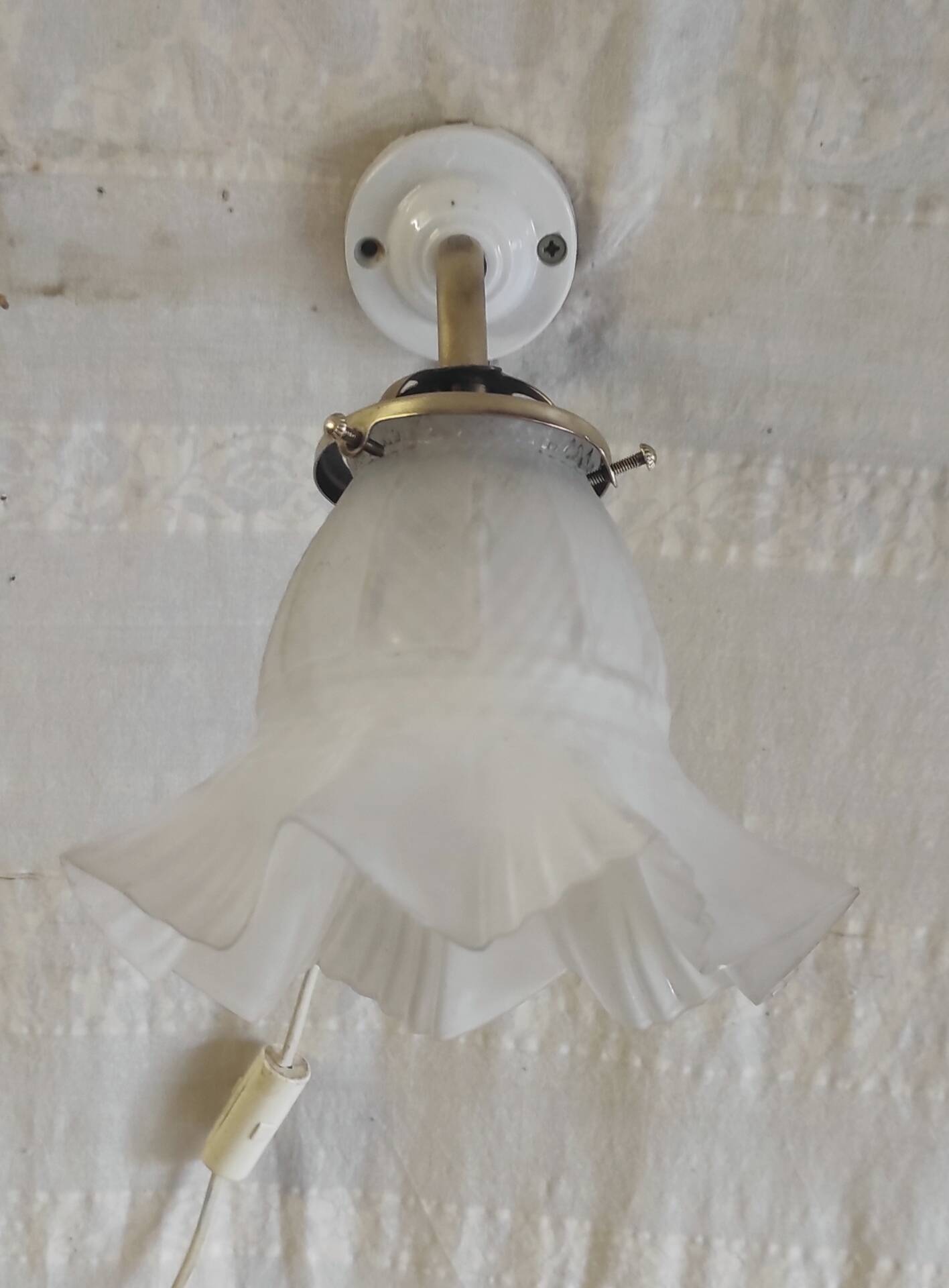 Applique col de cygne en laiton, porcelaine et verre - mid. XXeme