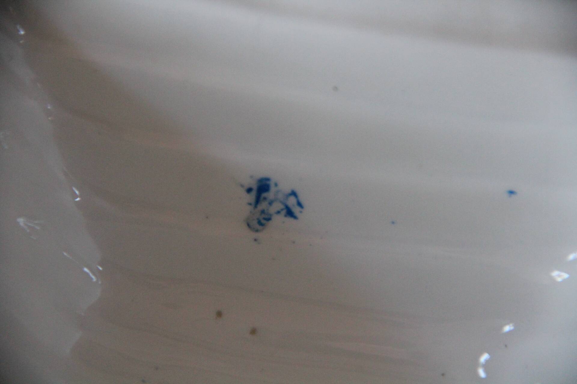 Small fruit bowl with porcelain lid