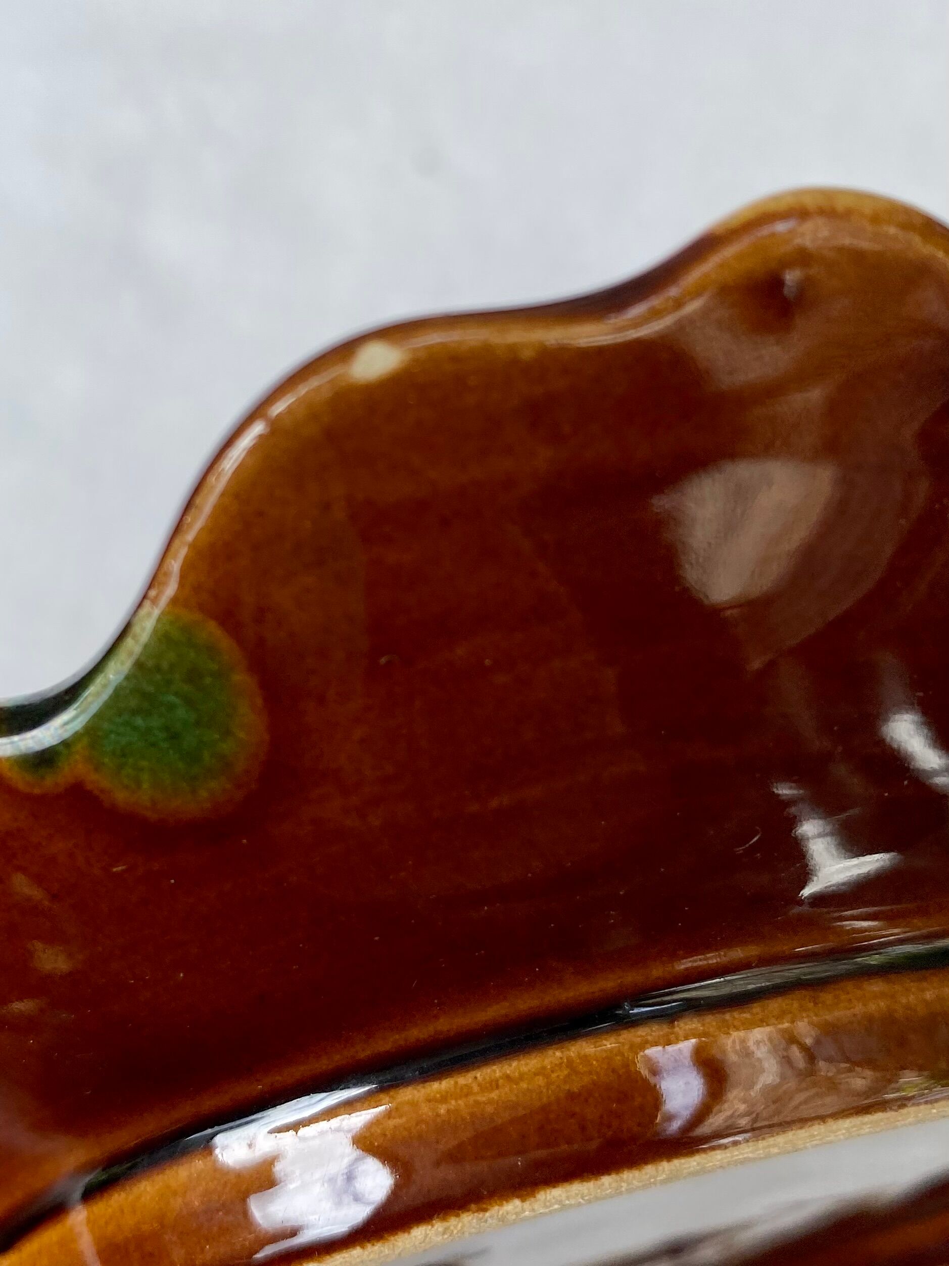 Empty Vallauris leaf-shaped pocket