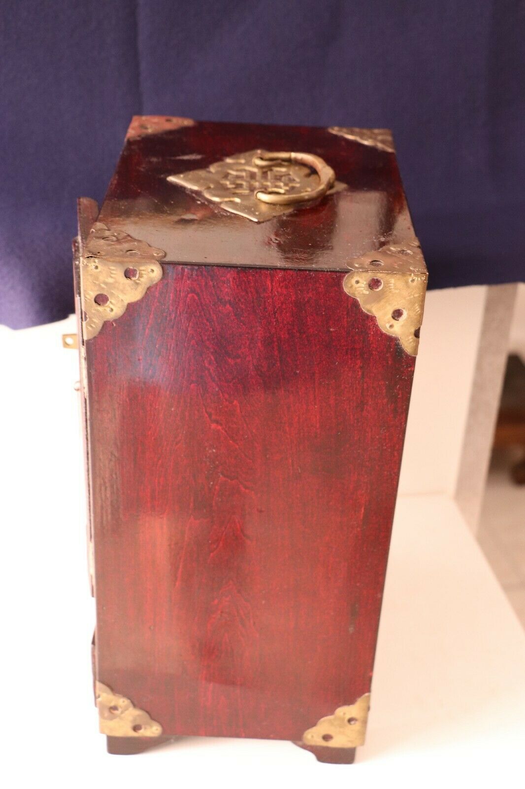 Chinese jewelry box in carved wood and inlaid stones 19th