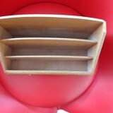 Range lettres en bois clair.  3 compartiments.