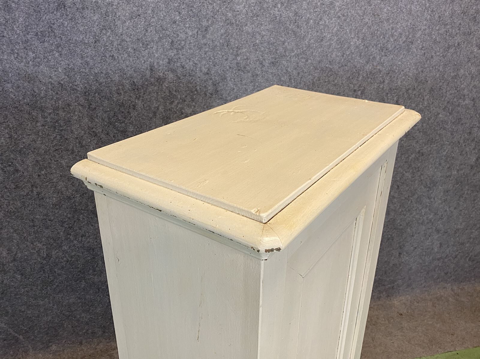 Small hat in a 19th-century white patinated fir