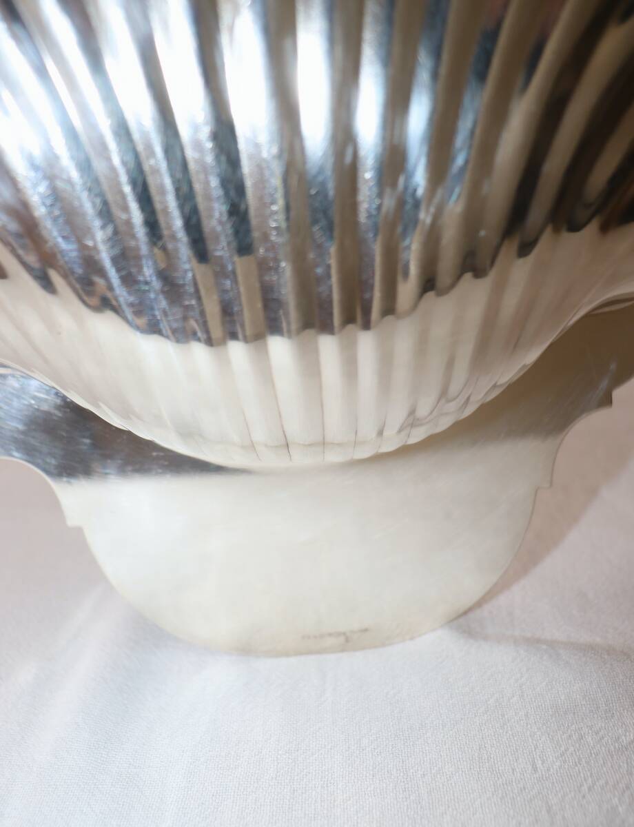 Silver-plated metal shell plate stamped Fleuron