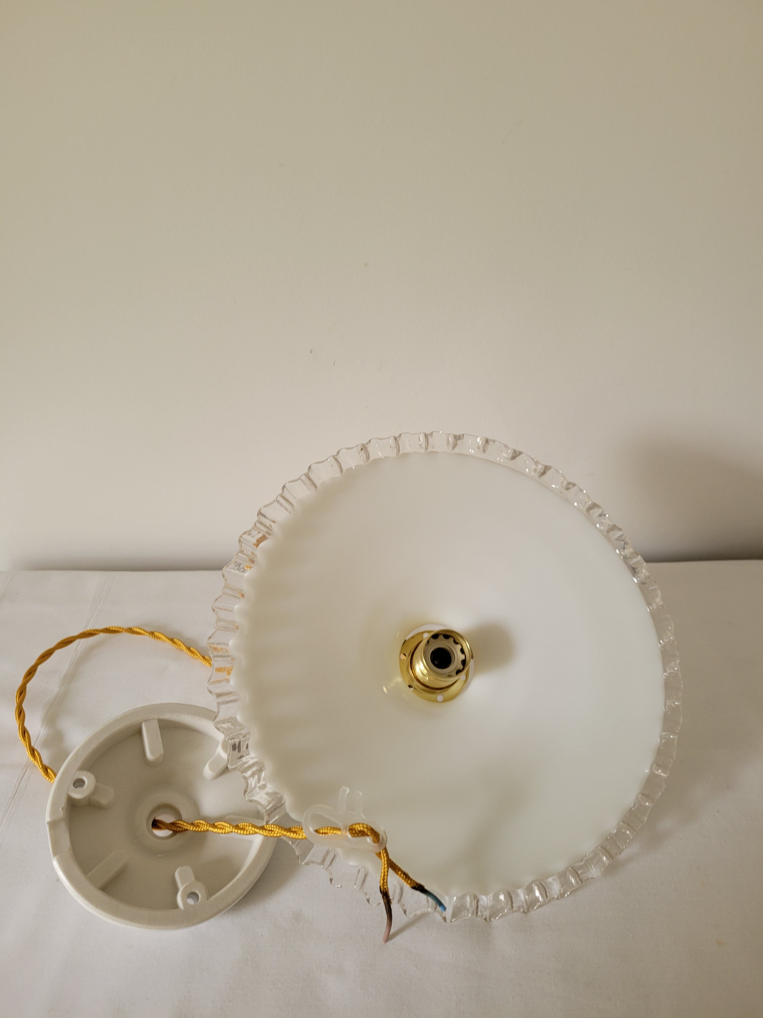 Serrated opaline suspension