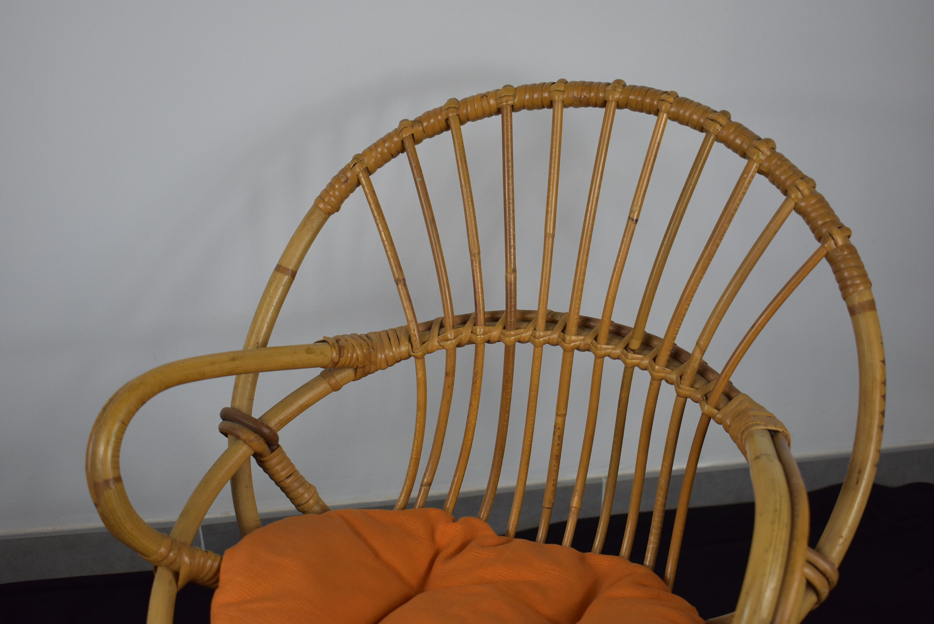 Fauteuil en osier enfant avec coussin orange