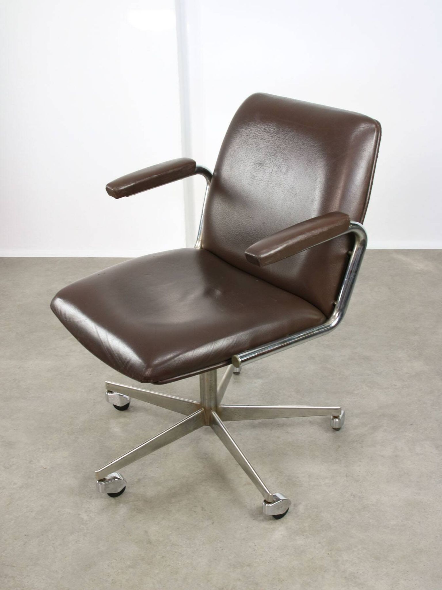 Chaise pivotante en cuir marron italien du milieu du siècle