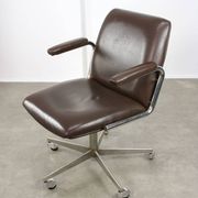 Chaise pivotante en cuir marron italien du milieu du siècle