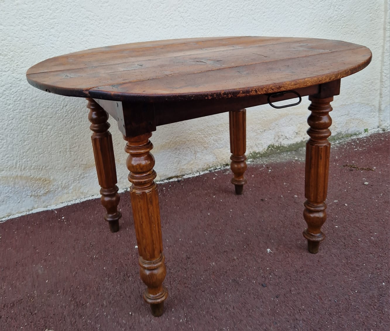 Country table with shutters