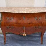 Commode galbée style Louis XV marquèterie bois de rose ornements  en bronze L 118 cm