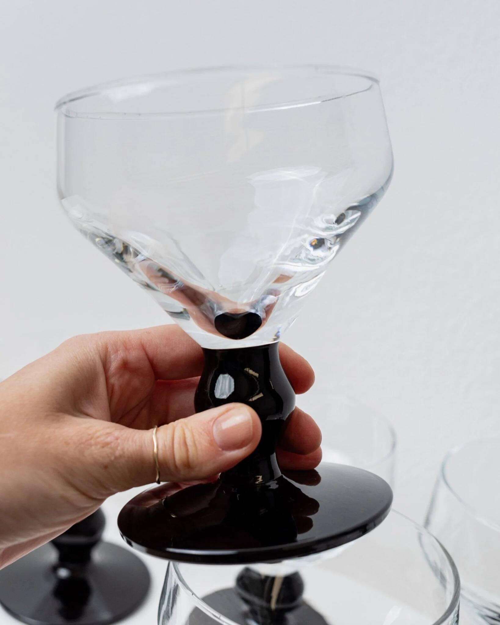 Huit verres à boire en verre noir et transparent – Style postmoderne Memphis, verrerie italienne vintage des années 1980