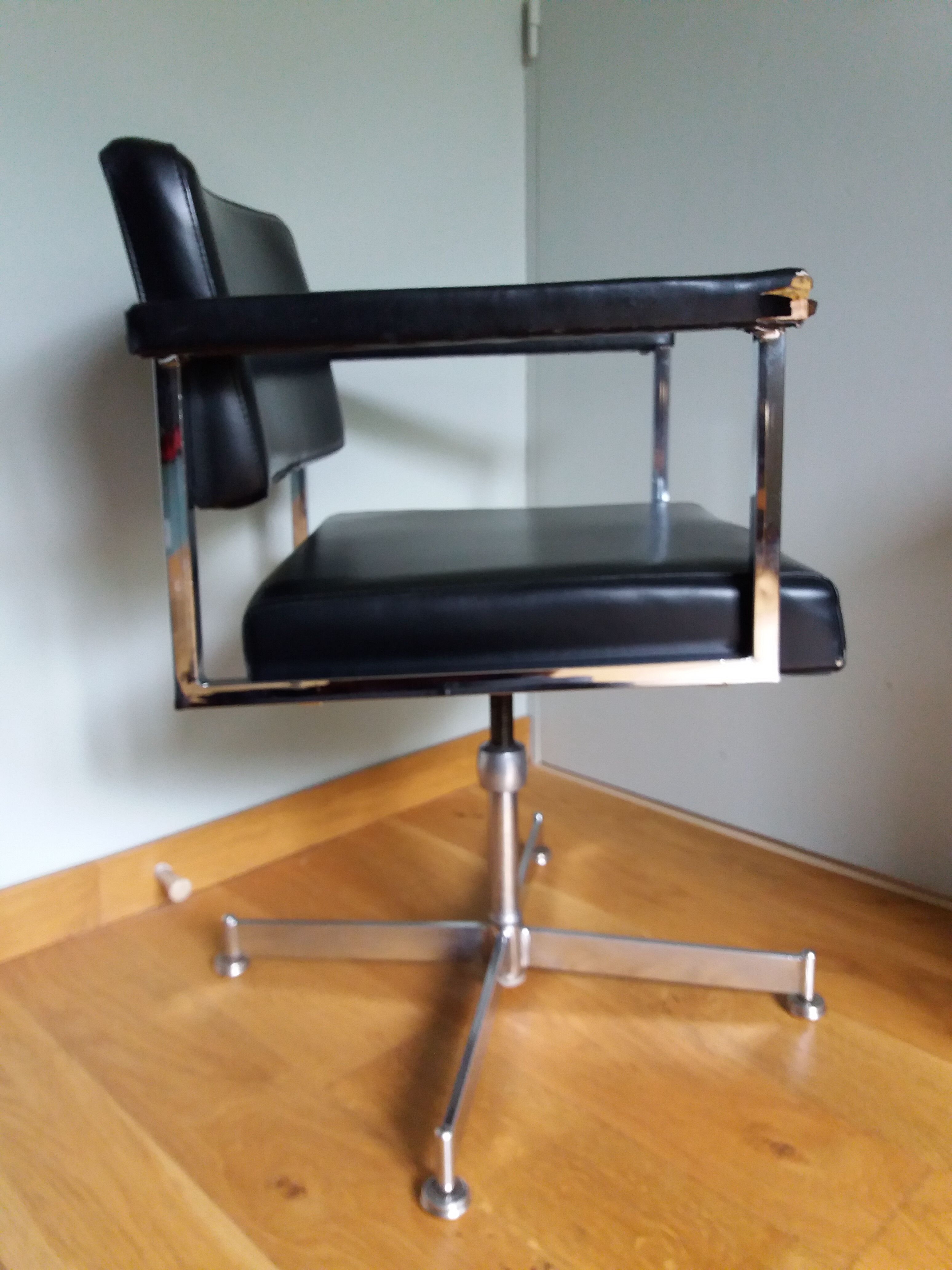 Swivel office chair Strafor with chrome metal and black faux leather.