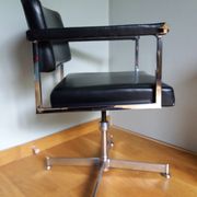 Swivel office chair Strafor with chrome metal and black faux leather.