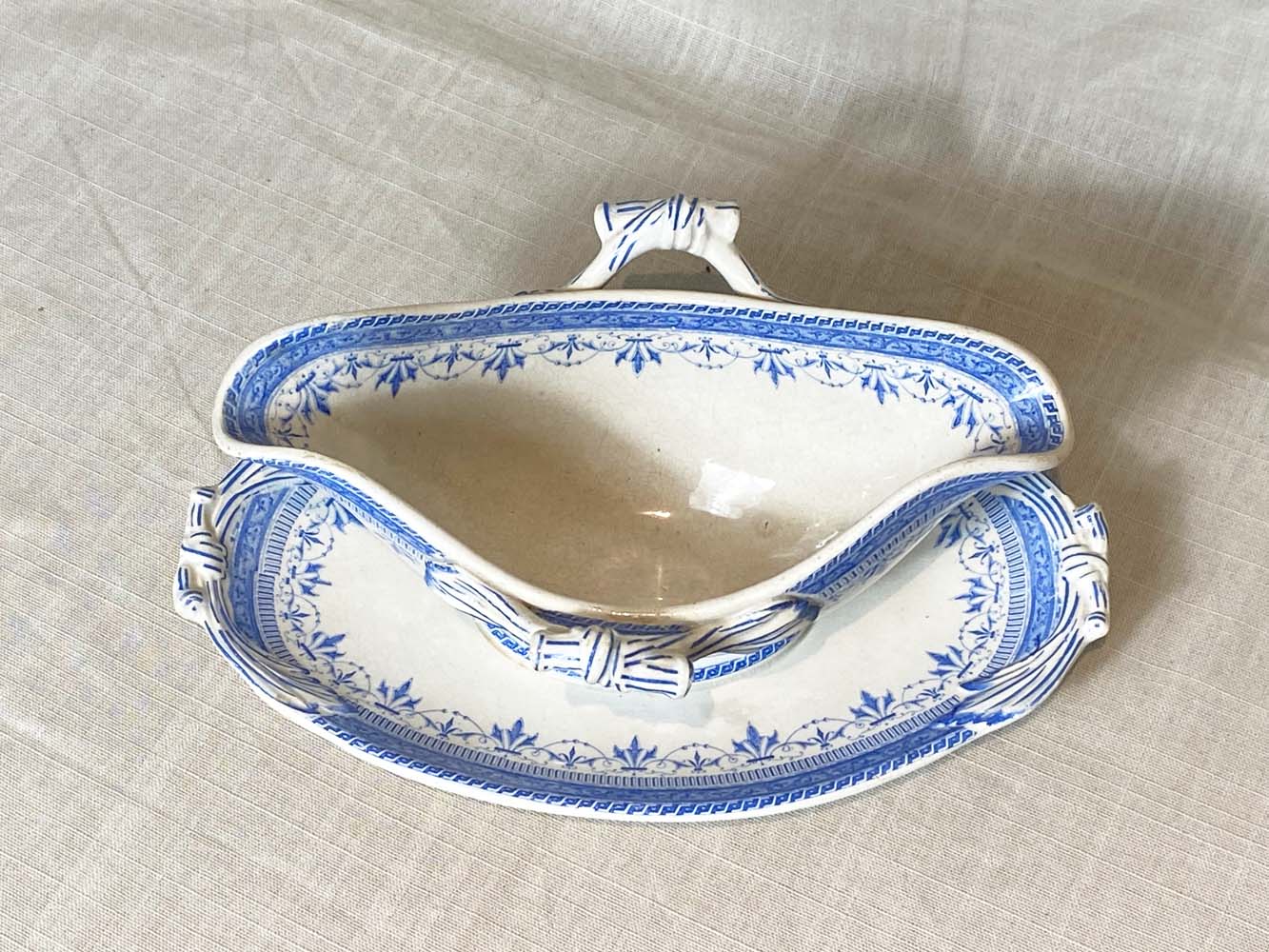 Ensemble B&Cie, Creil and Montereau, saucier with standing cup
