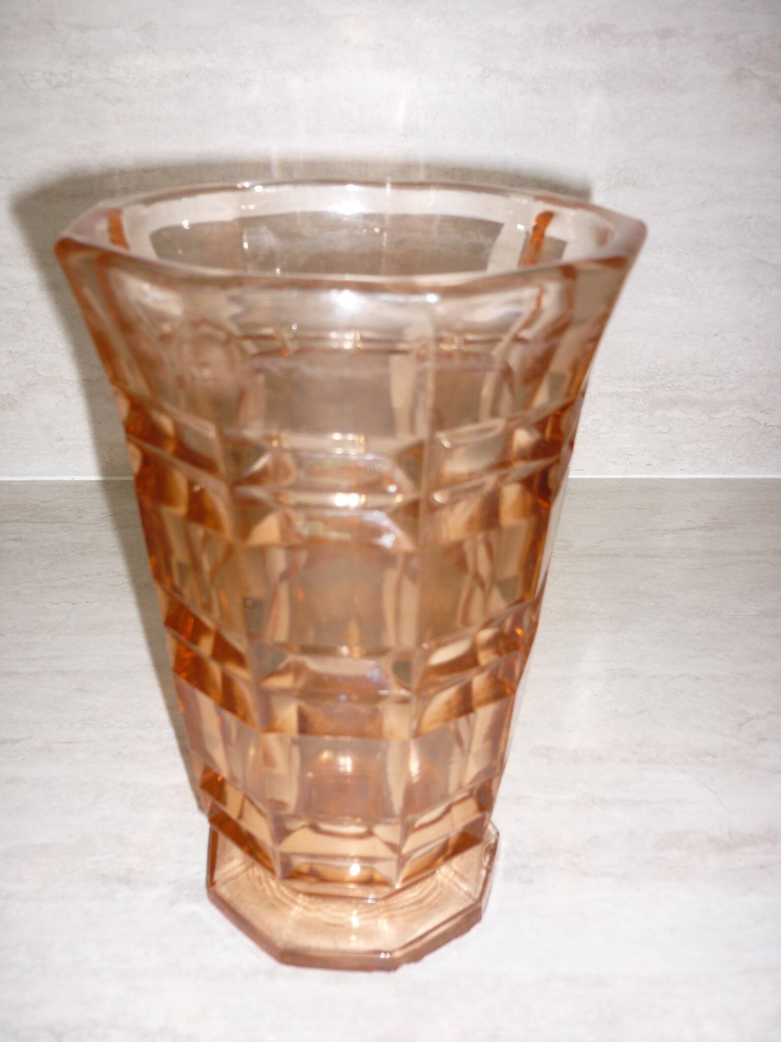 Grand vase en verre épais rose art déco