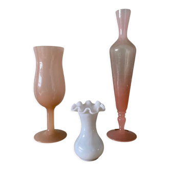 Lot de trois soliflore vintage en opaline blanche et rose