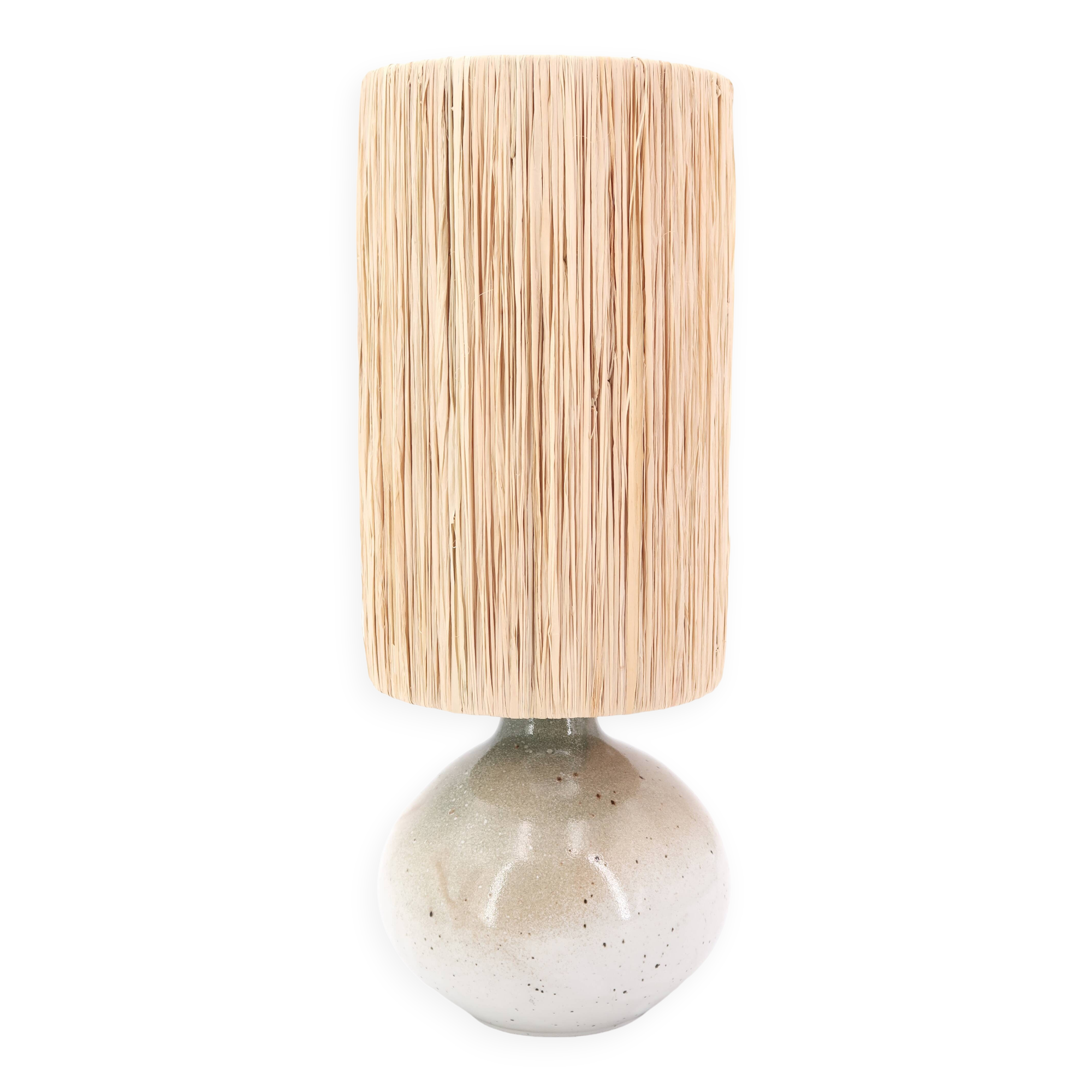Lampe de potier en grès gris, abat jour en raphia, années 70
