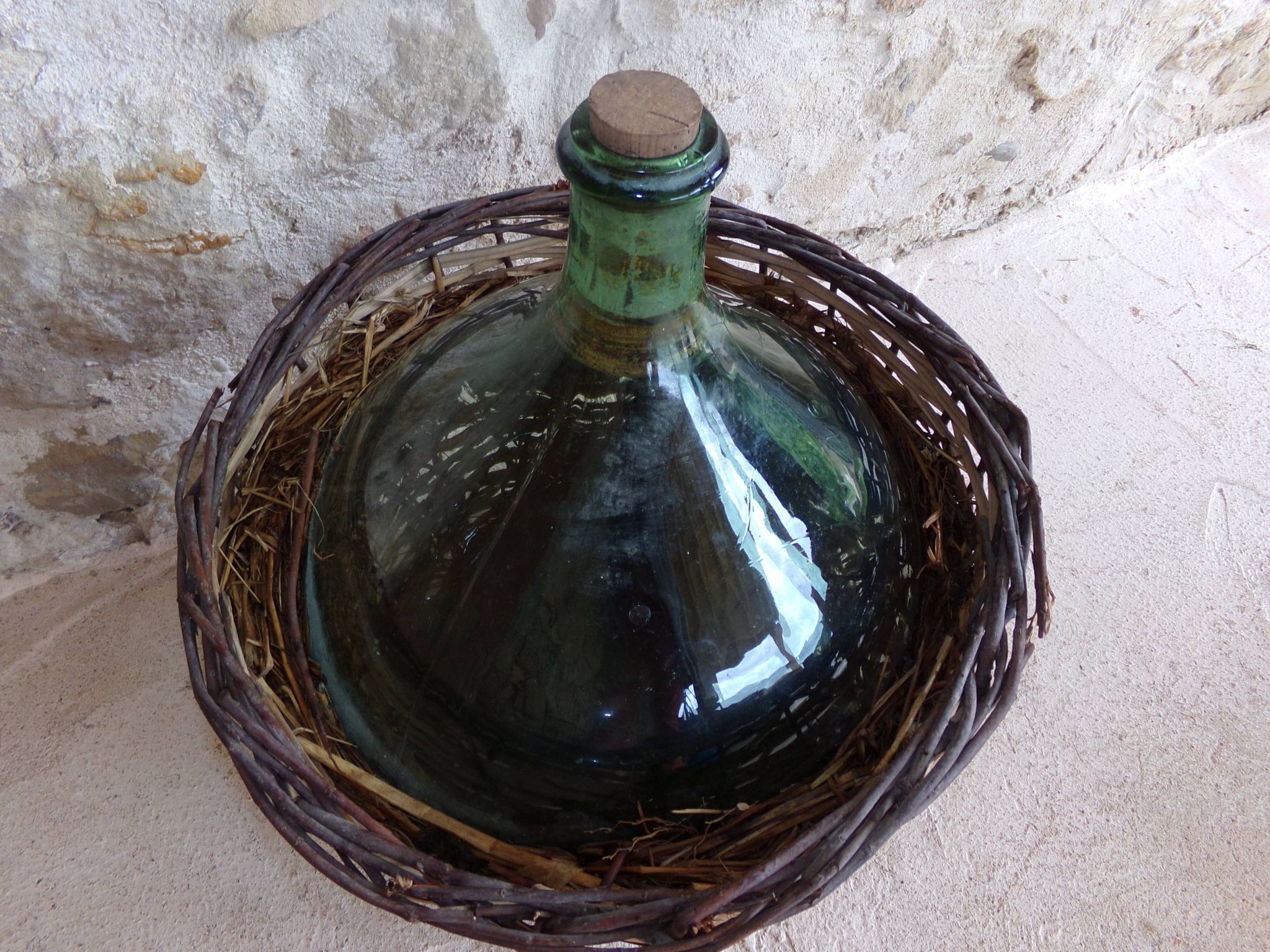 Dame-jeanne dans son panier