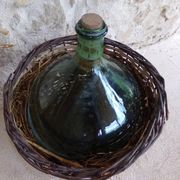 Dame-jeanne dans son panier