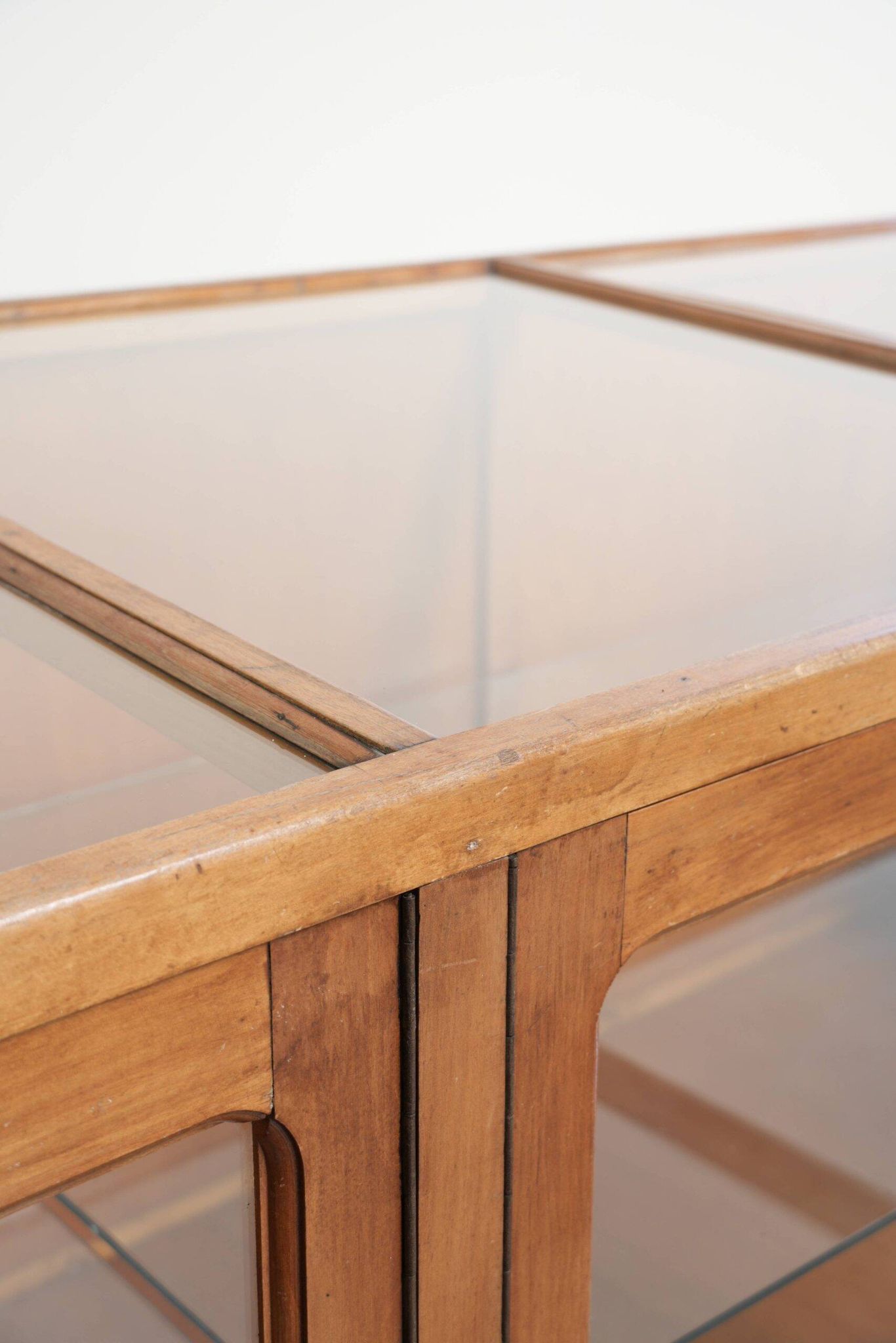 Grand comptoir en bois vintage / vitrine avec 4 portes et du verre.