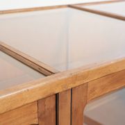 Grand comptoir en bois vintage / vitrine avec 4 portes et du verre.