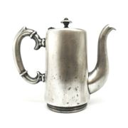 Cafetière d'hôtel, éclectisme, laiton argenté, Pologne, années 1920.