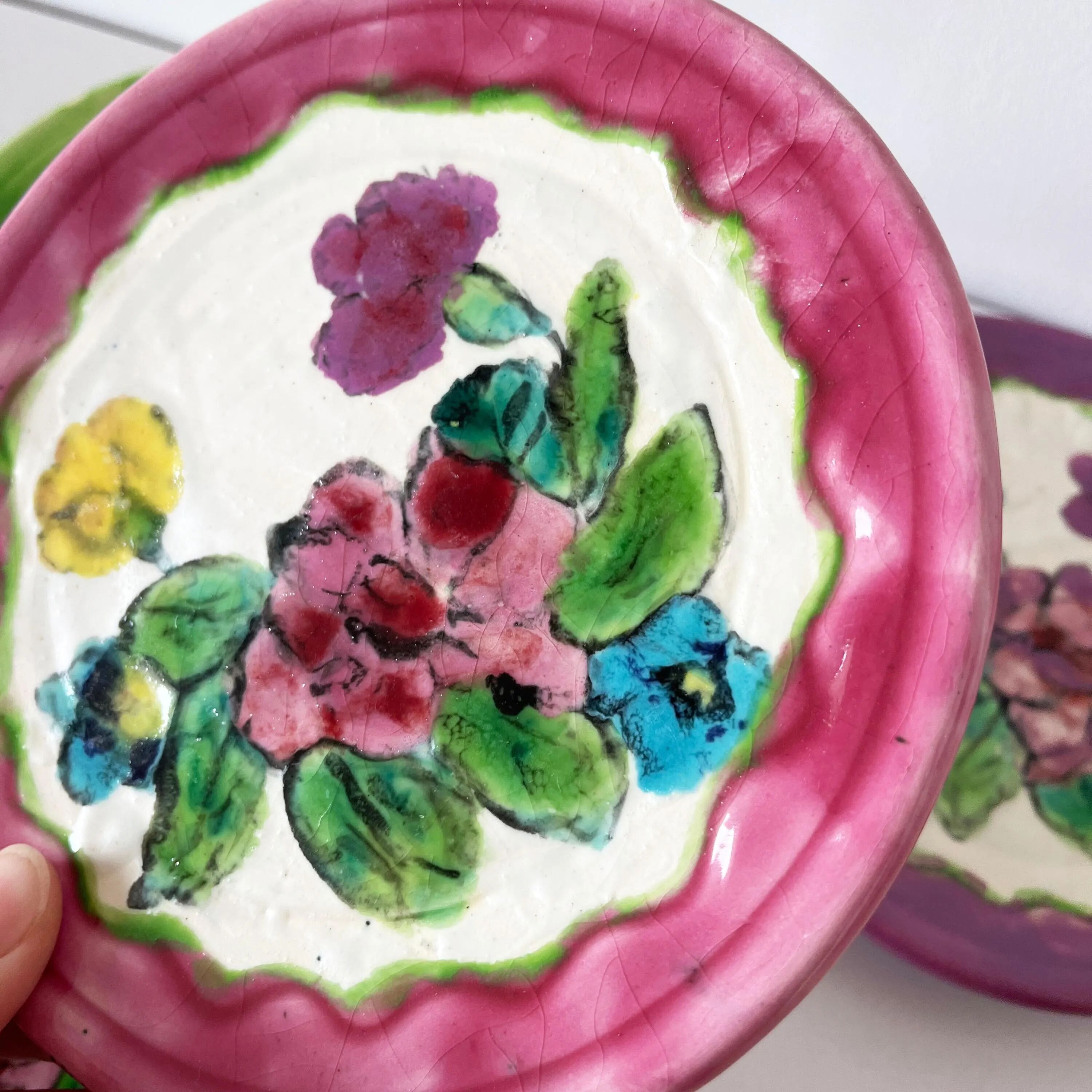 Lot de 5 assiettes en barbotine fleurs Vallauris 1950