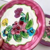 Lot de 5 assiettes en barbotine fleurs Vallauris 1950