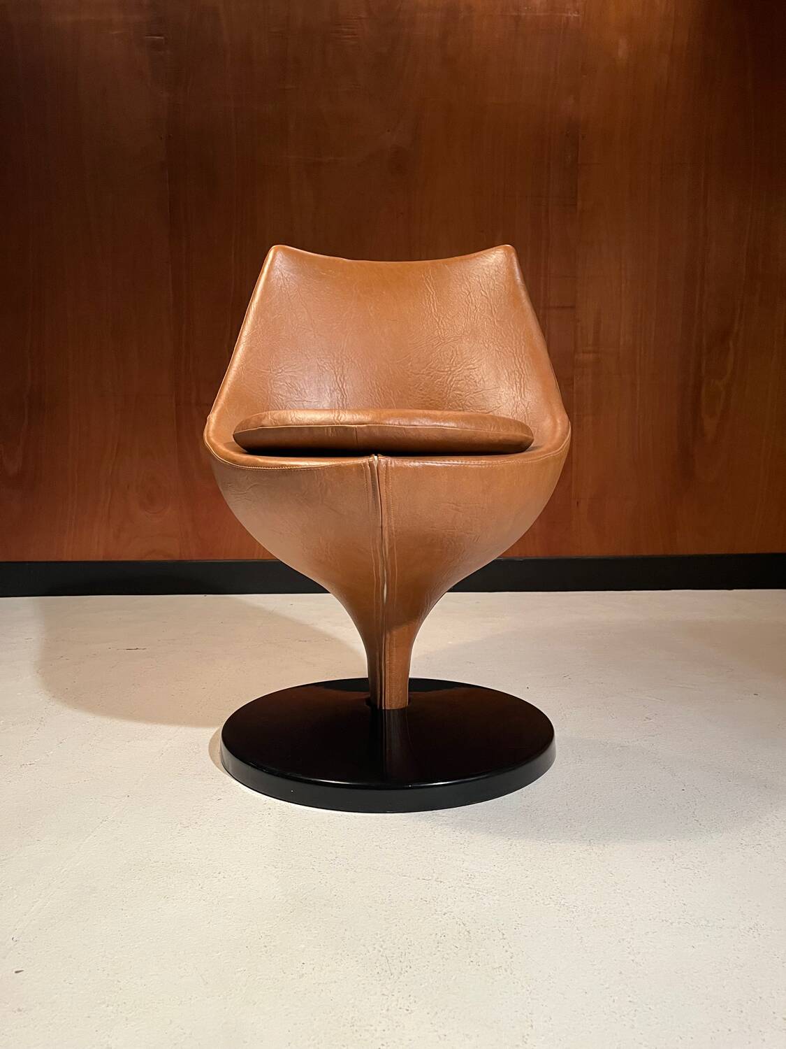 Polaris chair, design by Pierre Guariche for Meurop.