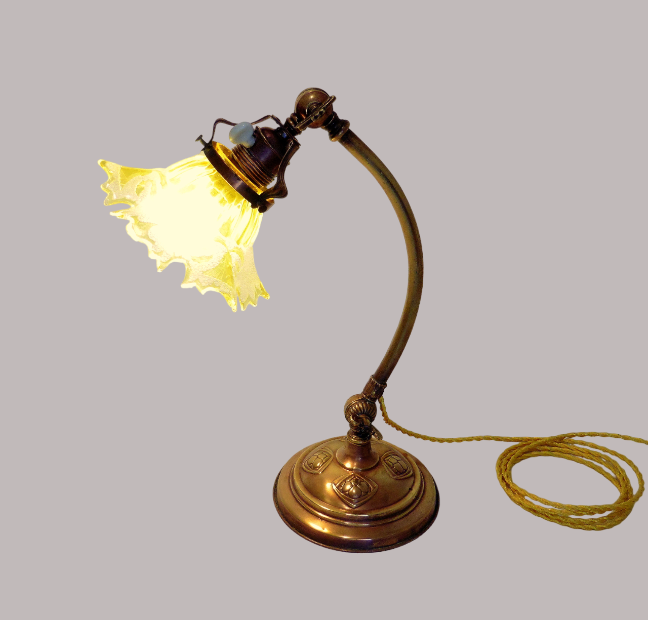 Lamp - foot in weighted brass Swungeneck adjustable with its acid-engraved crystal lampshade