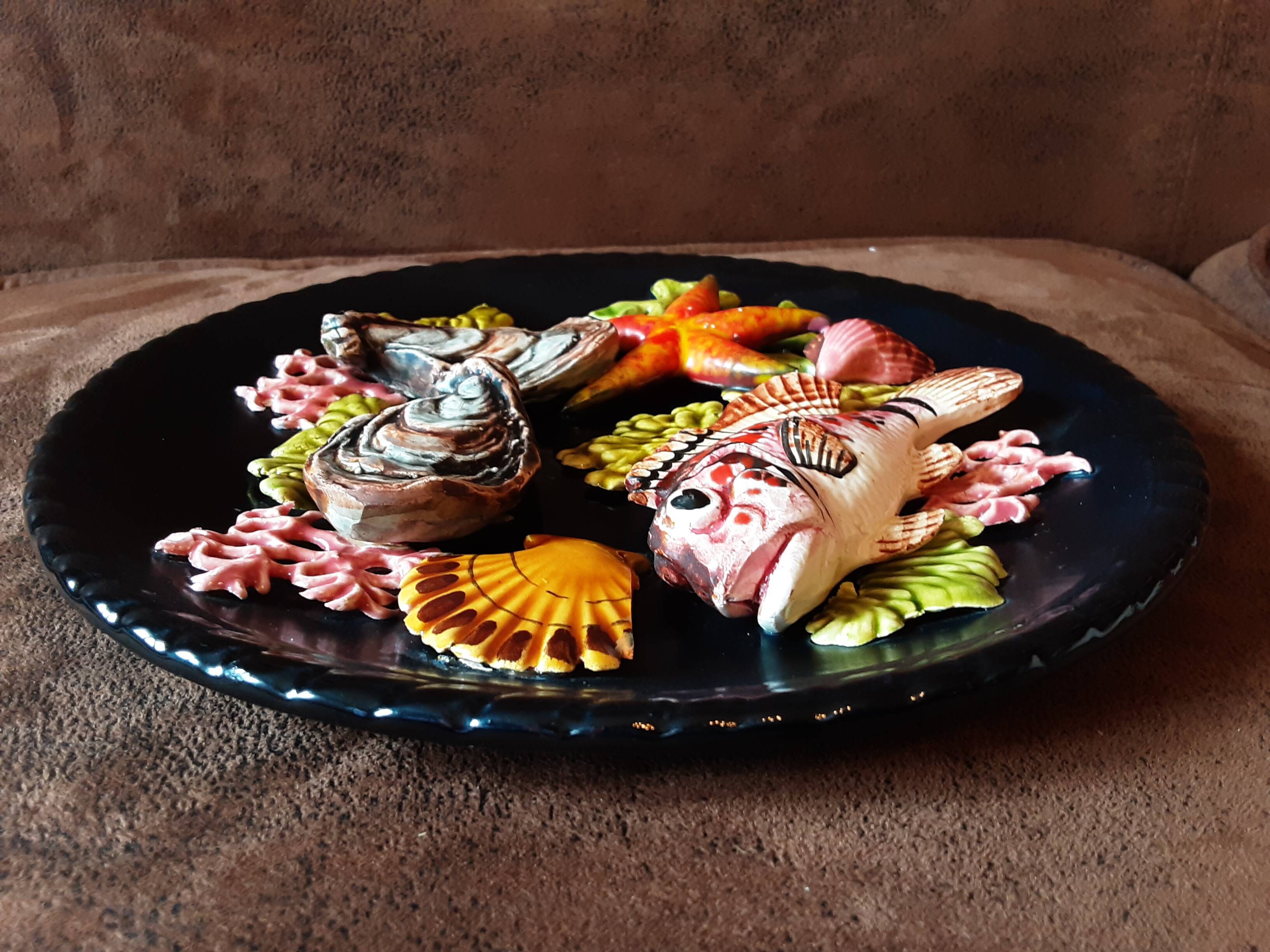 Decorative barbotine plate