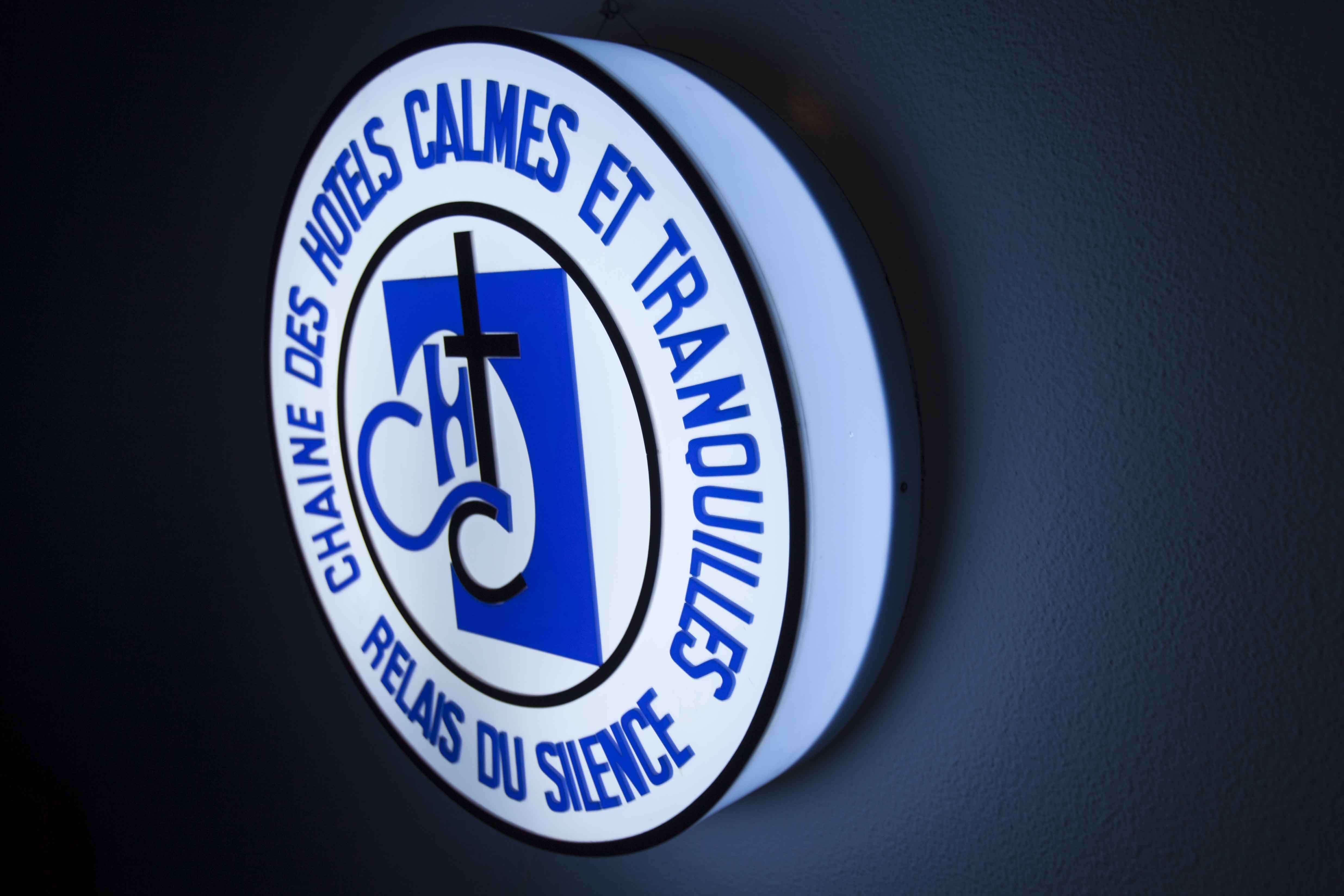 Round blue luminous sign 1970 relay of silence, quiet and quiet hotel