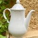 Cafetière en porcelaine blanche