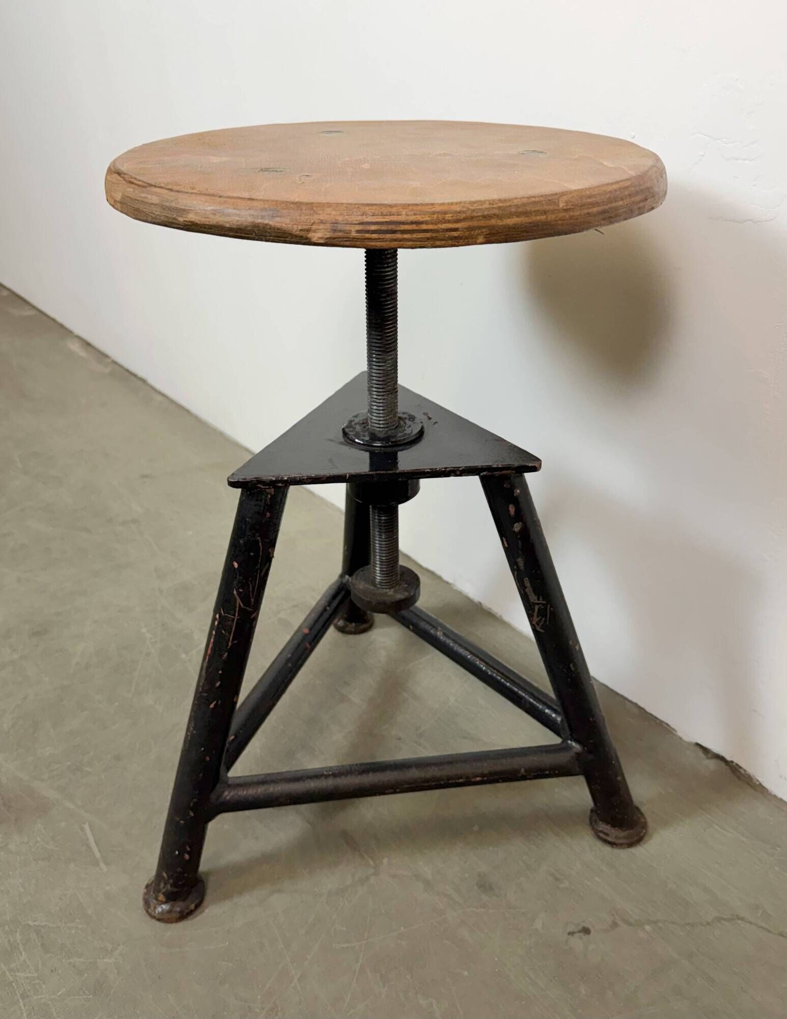 Tabouret pivotant industriel noir, années 1960