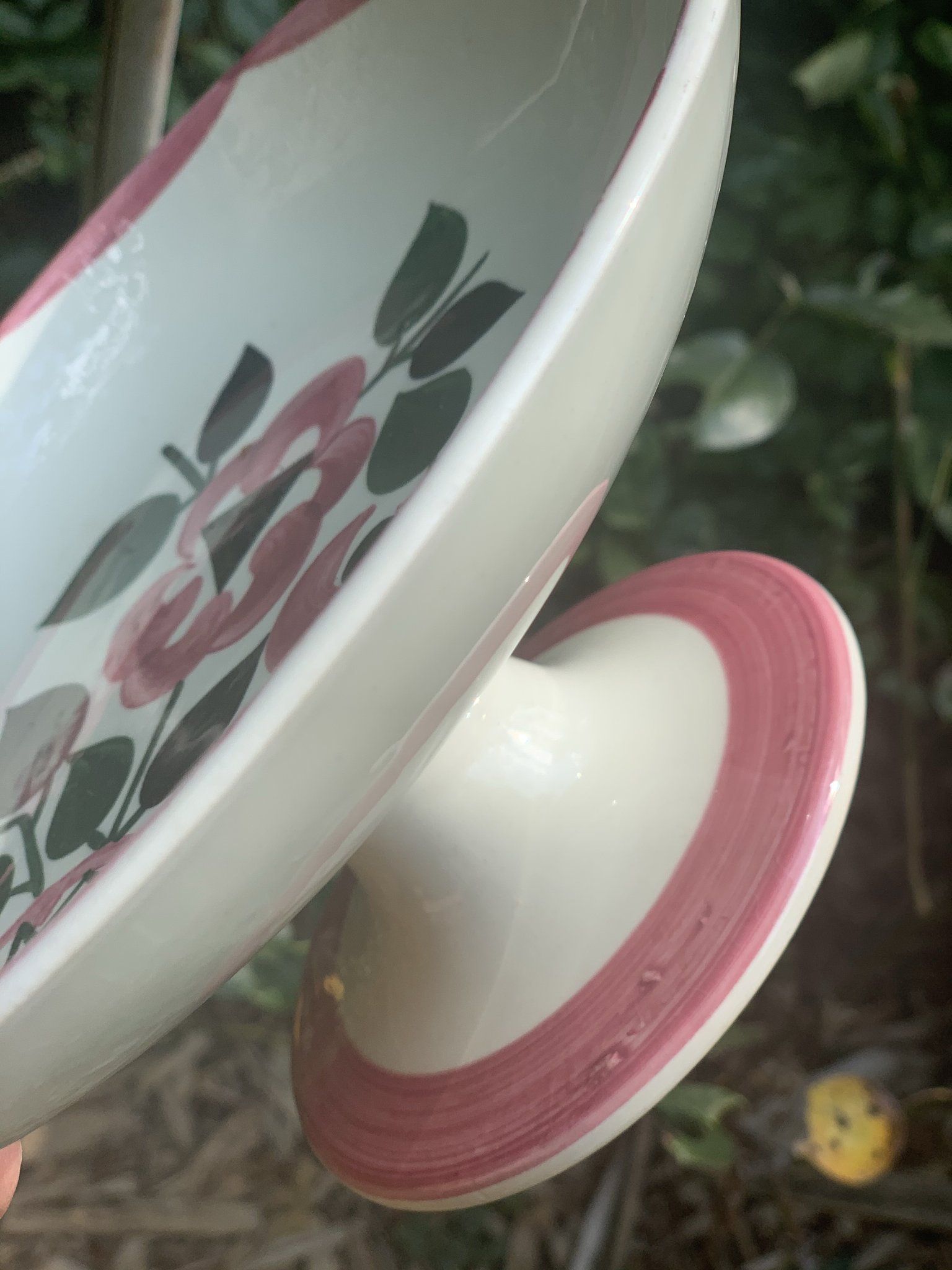 Coupe à fruits sur piédouche en faïence HBCM service Saïda 1920