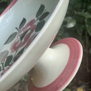 Coupe à fruits sur piédouche en faïence HBCM service Saïda 1920