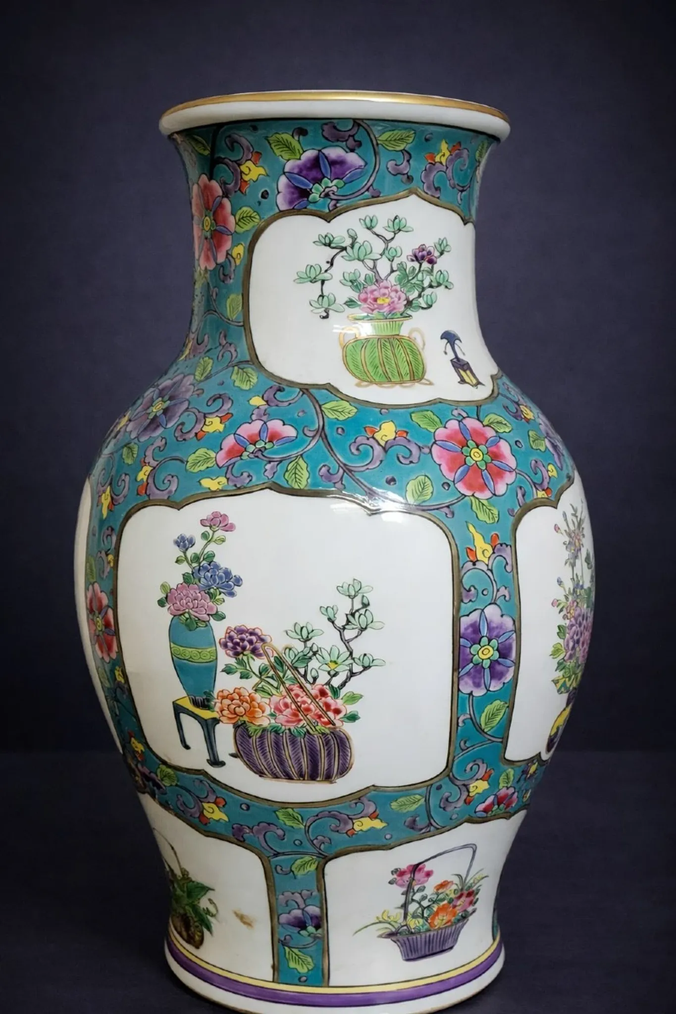 Porcelain vase with floral decoration – Asian style - 20th century