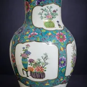 Porcelain vase with floral decoration – Asian style - 20th century