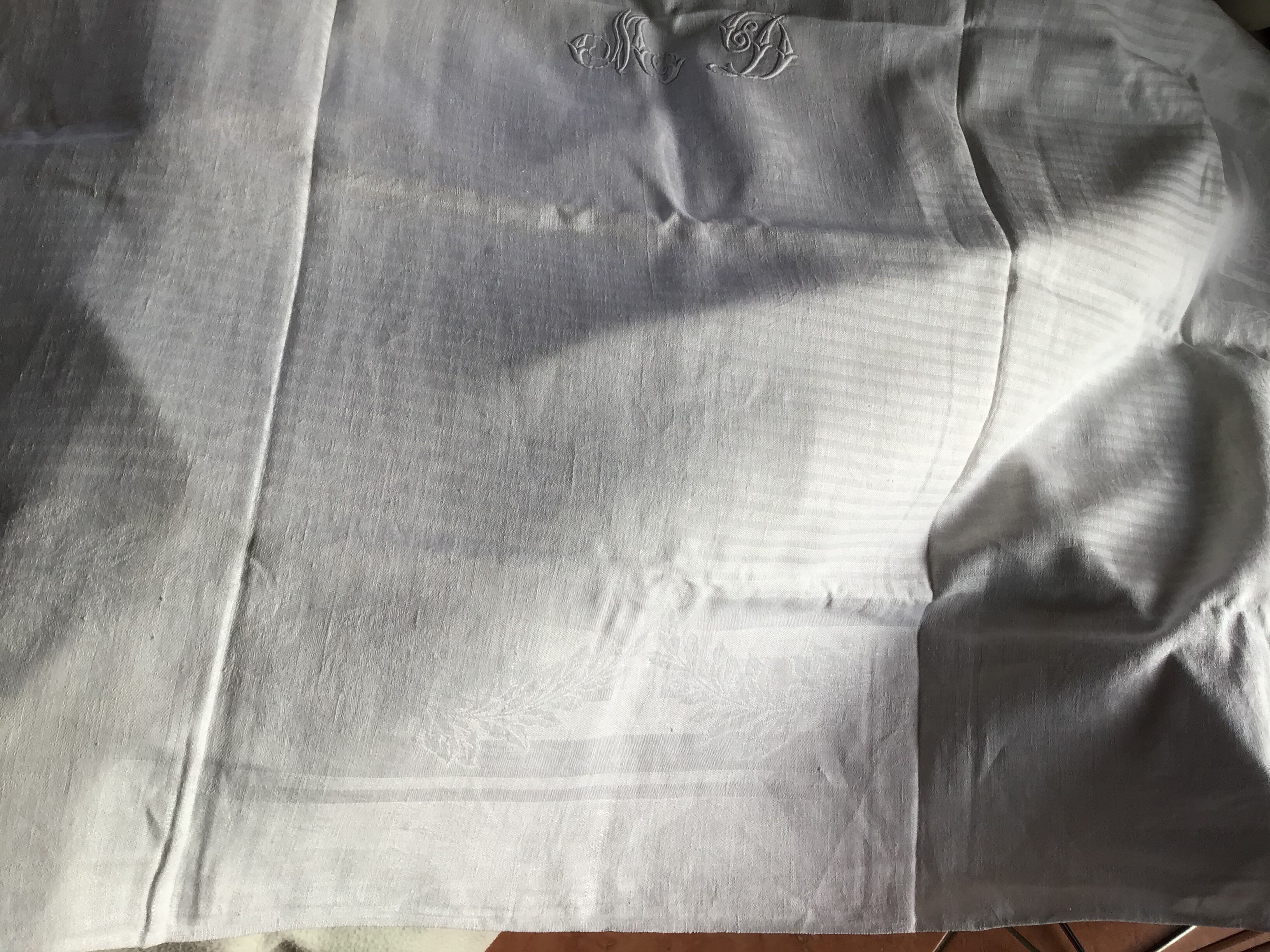 Square table MD 135x135 damassed