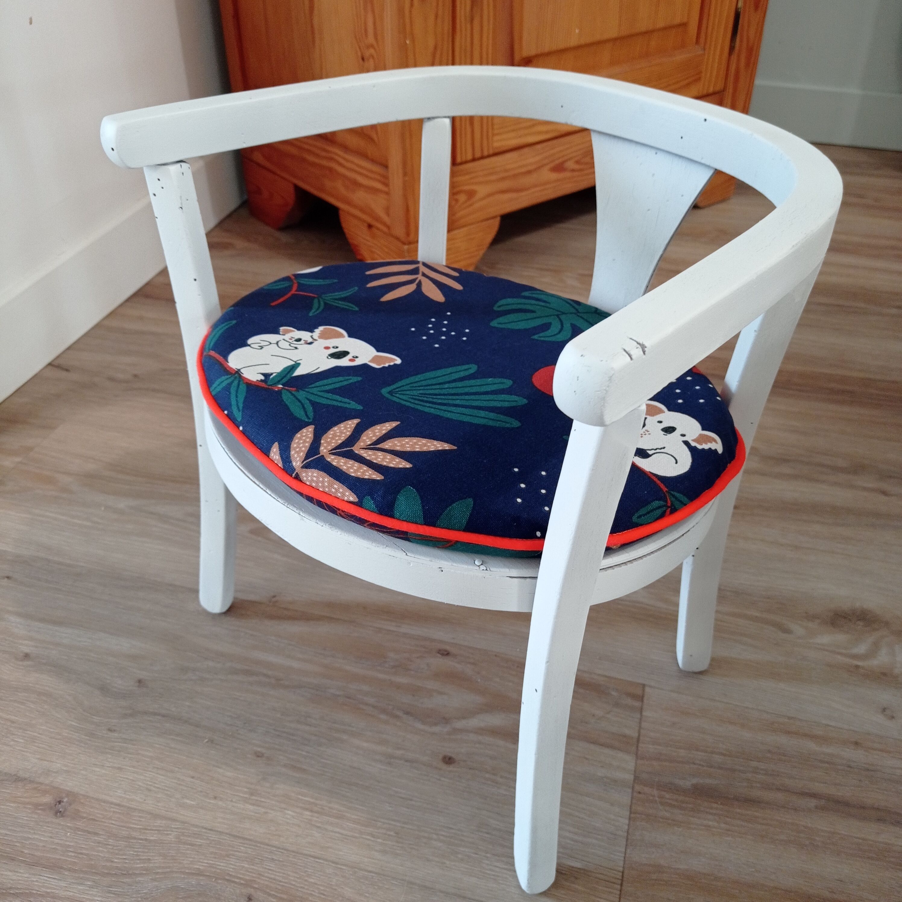 Children's chair restyled and its seat