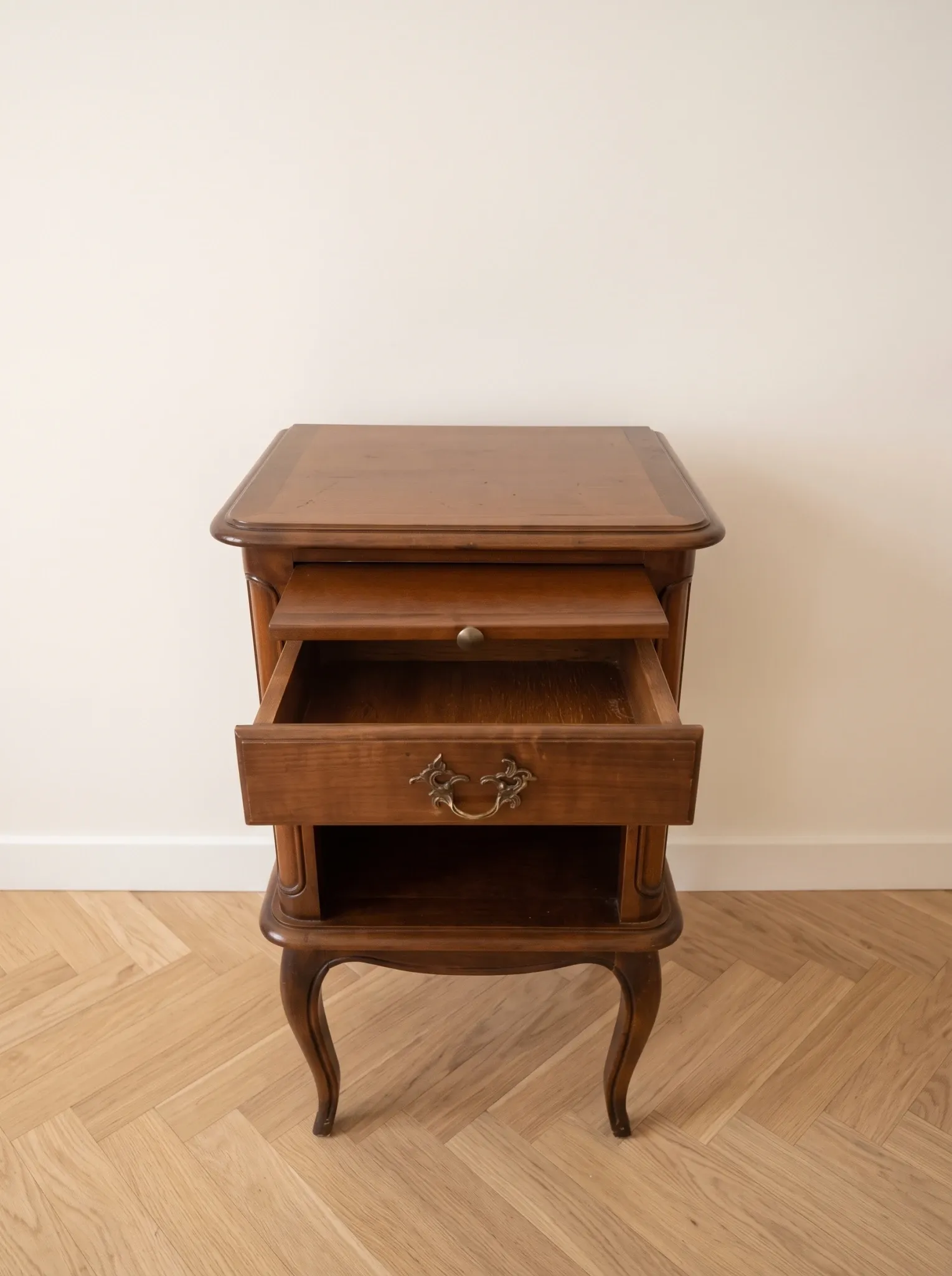 Table d'appoint style Louis XV en bois avec tiroir et niche