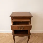 Table d'appoint style Louis XV en bois avec tiroir et niche