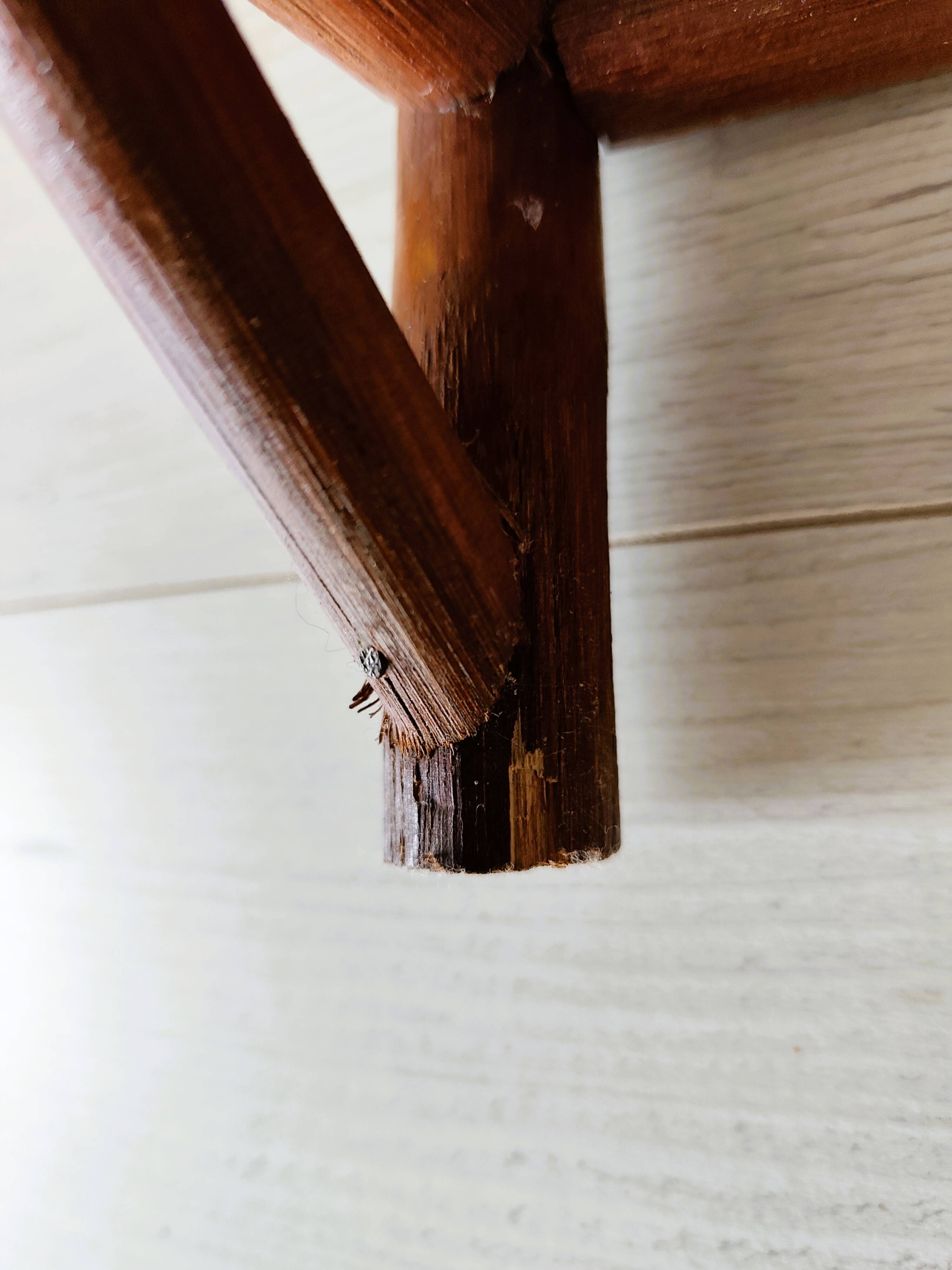 Petite table d'appoint ancienne en bambou et bois