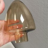 Applique en laiton avec abat-jour en verre « champignon » couleur fumée, par Hans-Agne Jakobsson Suède.