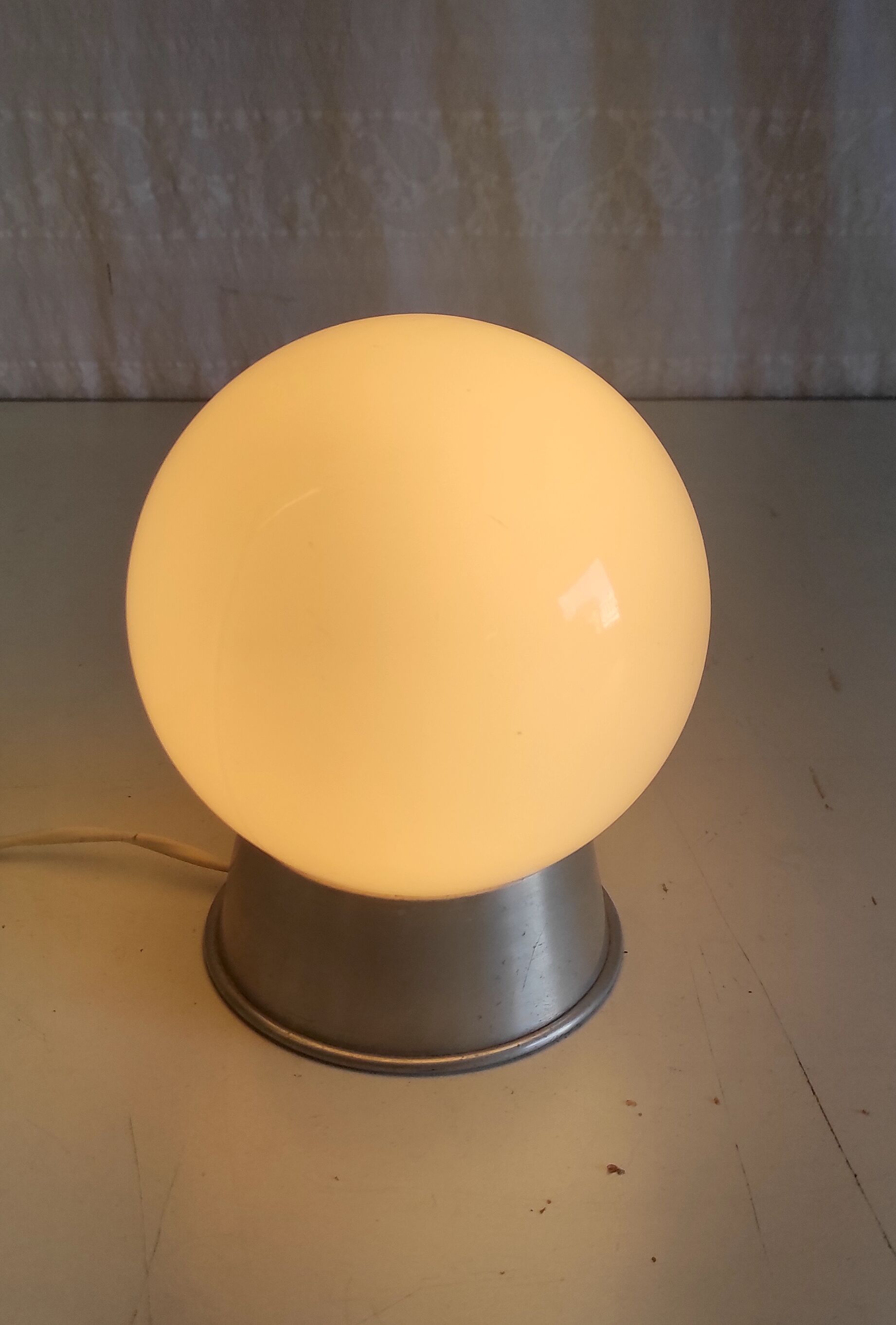 Lampe à poser en aluminium et globe opaline blanc – années 50/60