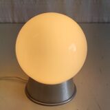 Lampe à poser en aluminium et globe opaline blanc – années 50/60