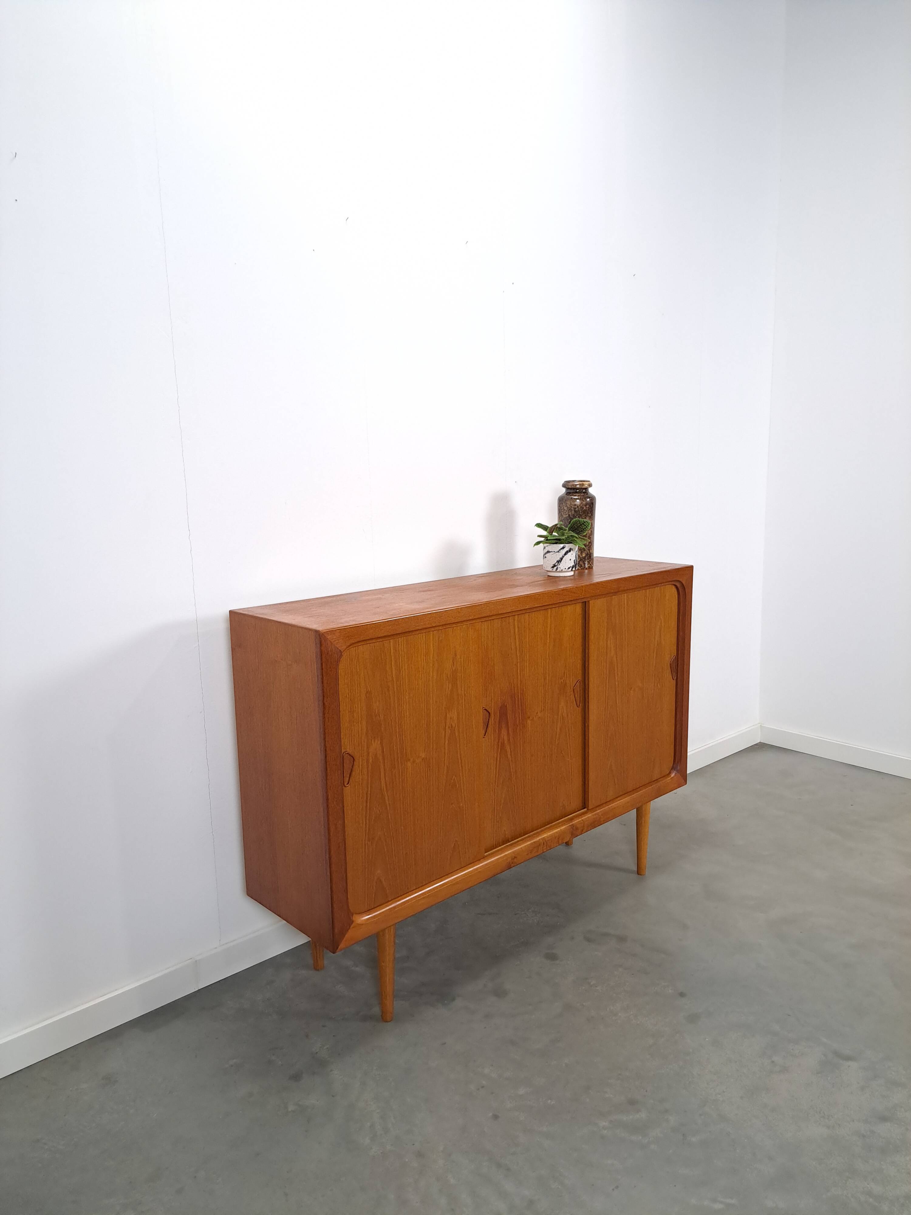 Mid Century Deens teak hoog dressoir