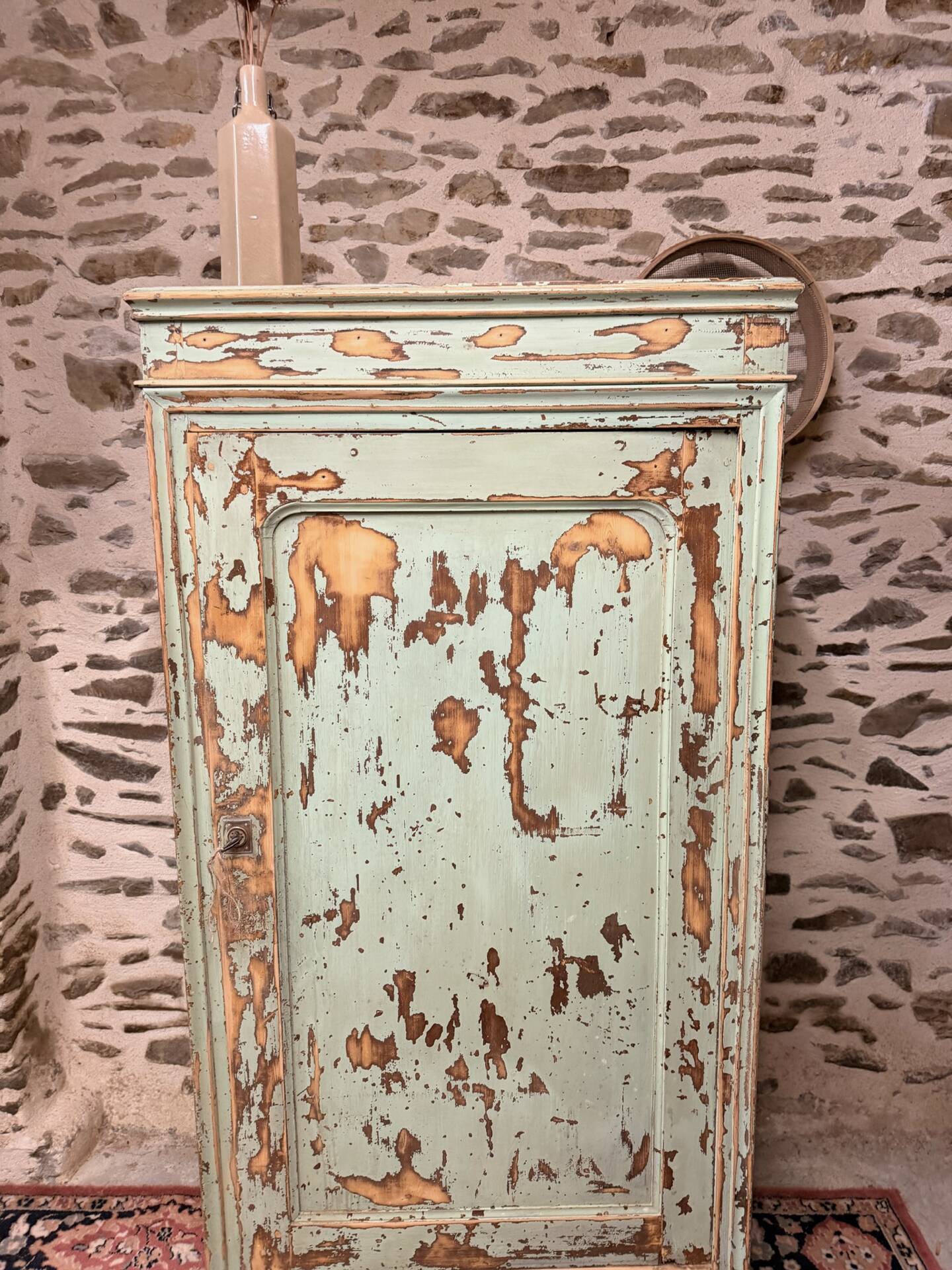 Superb vintage patinated bonnetière