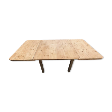Extendable farmhouse table