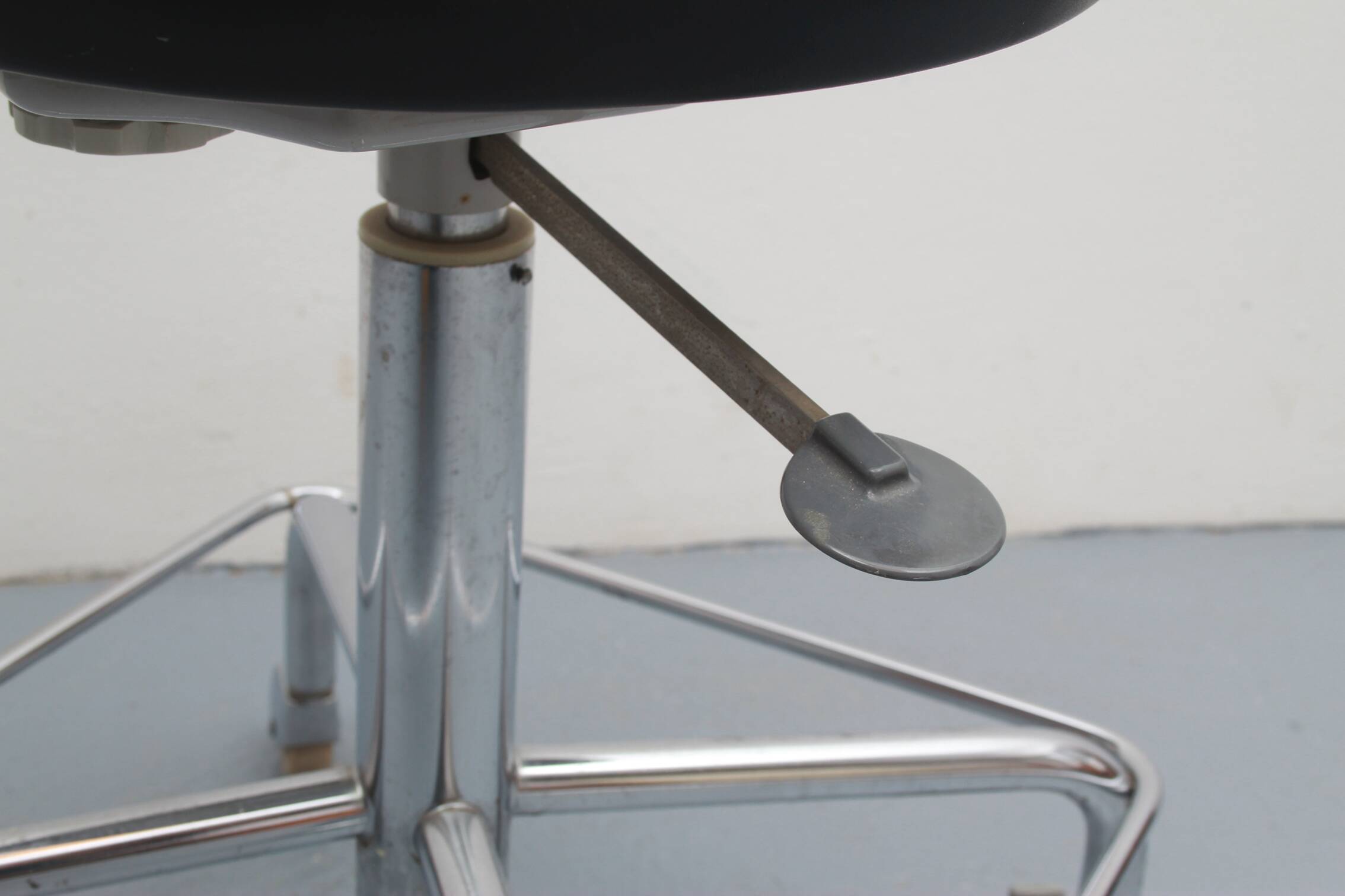 1960s office swivel chair in black